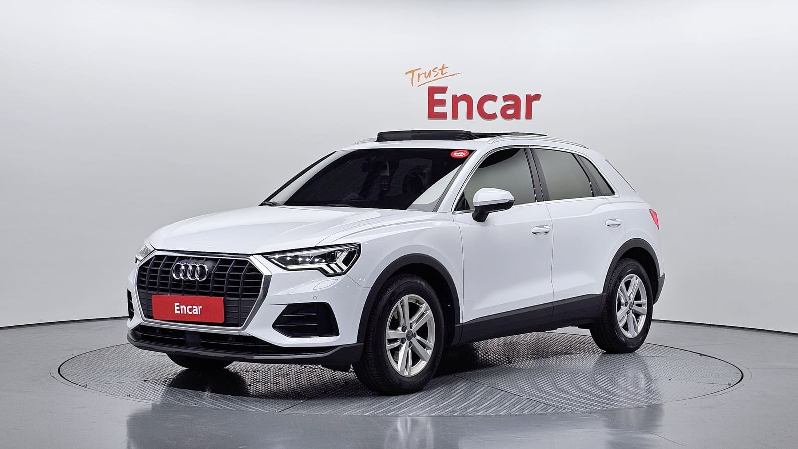Audi Q3 2020 — вид спереди сбоку