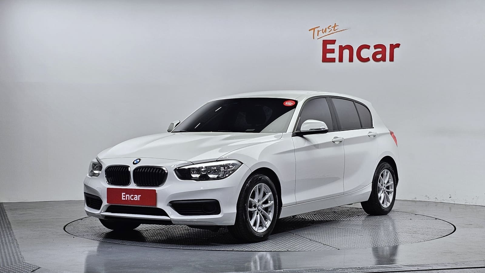 BMW 1-Series 118d 2019 — вид спереди сбоку