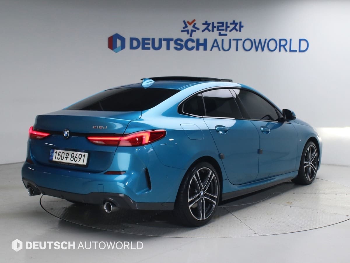 BMW 2-Series 218d 2021 — вид спереди сбоку