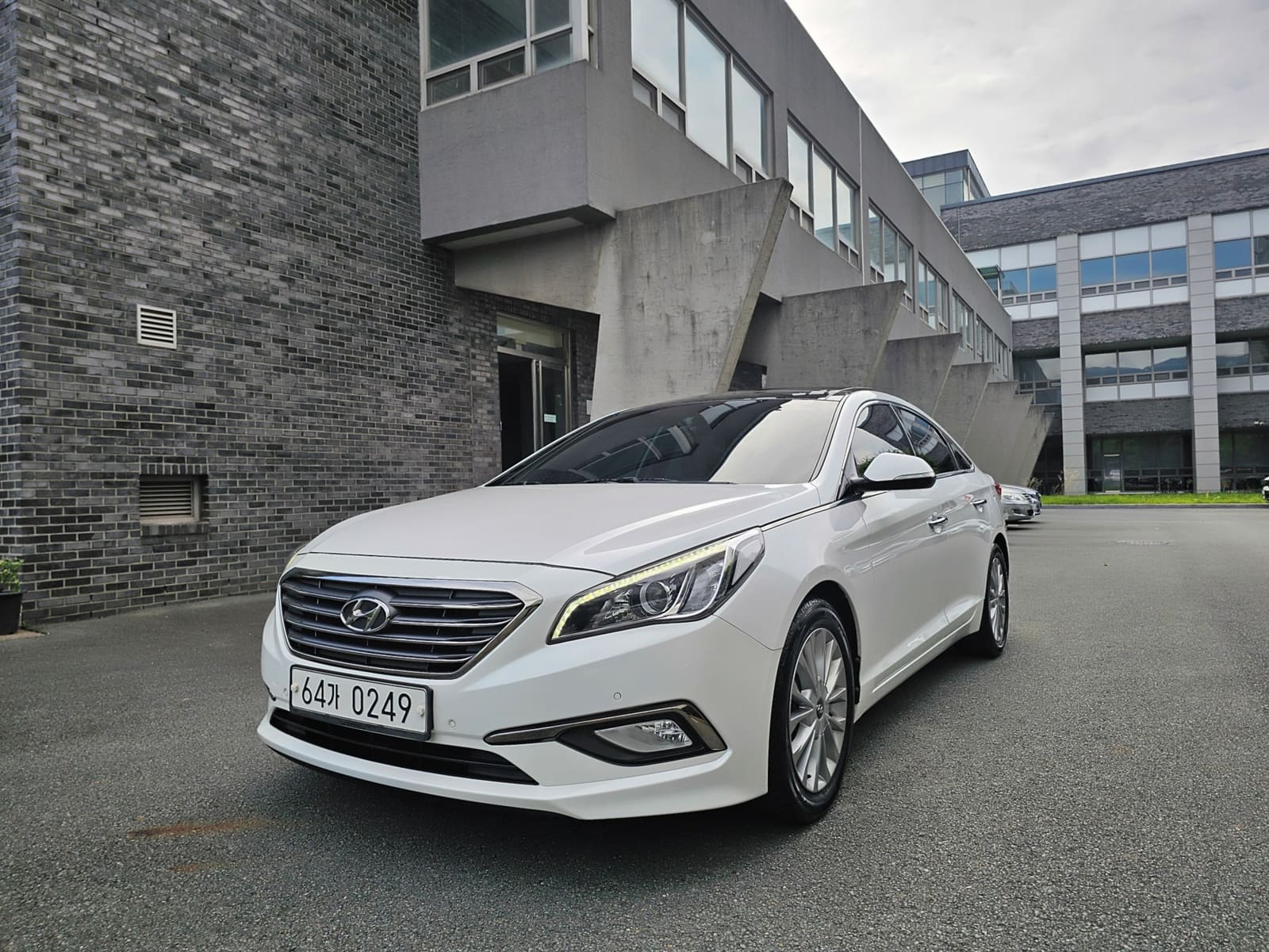 Hyundai Sonata 2015 — вид спереди сбоку