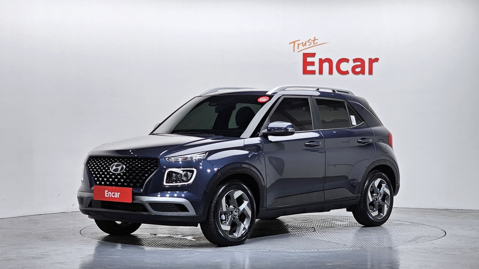Hyundai Venue 2023 — вид спереди сбоку