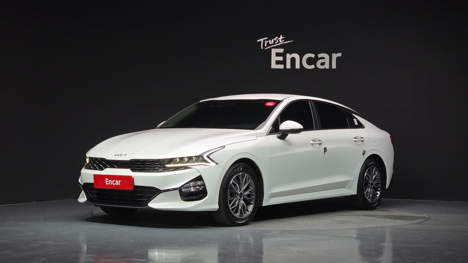 Kia K5 2022 — вид спереди сбоку