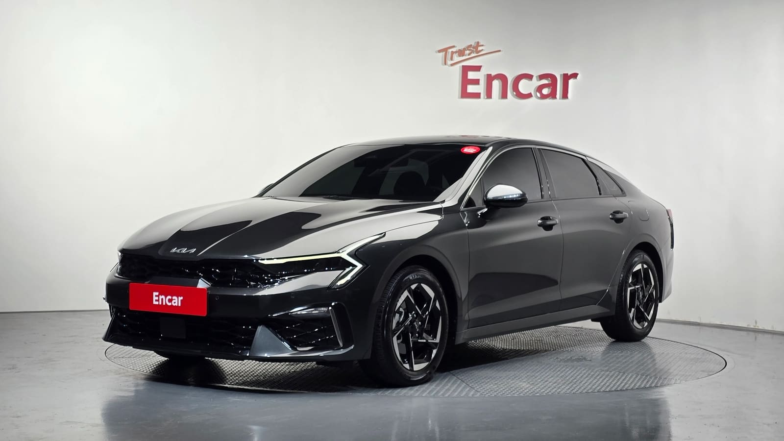 Kia K5 2023 — вид спереди сбоку