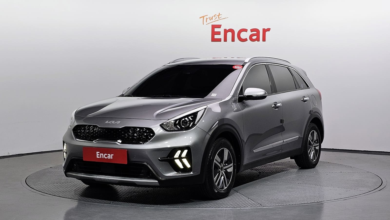Kia Niro 2021 — вид спереди сбоку