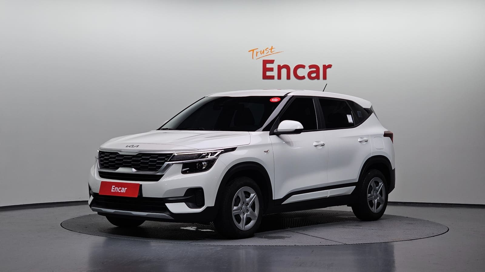 Kia Seltos 2021 — вид спереди сбоку