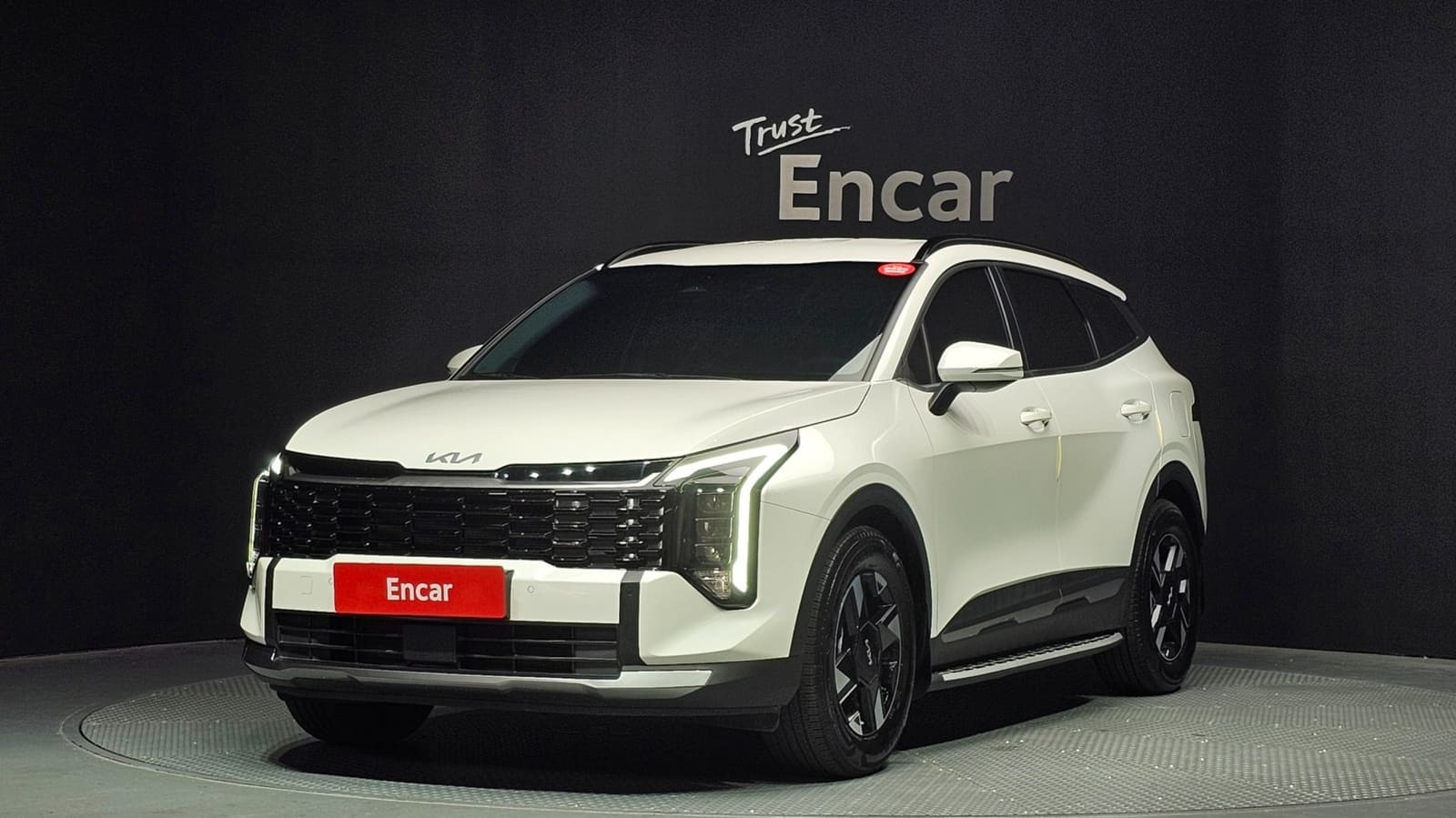 Kia Sportage 2024 — вид спереди сбоку