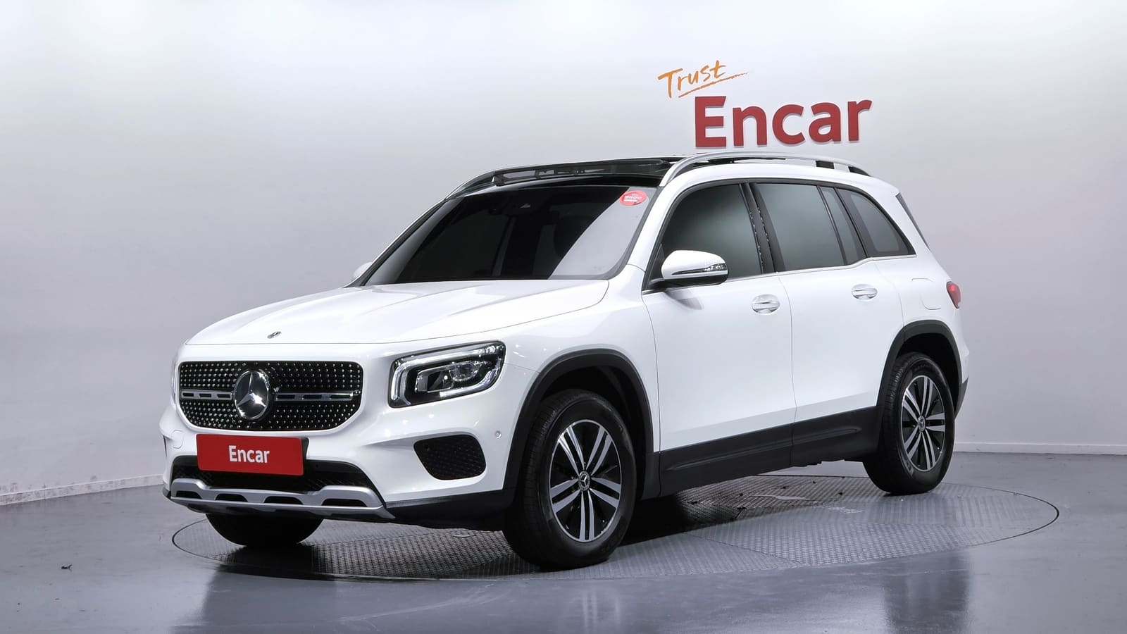 Mercedes-Benz GLB 200d 2022 — вид спереди сбоку