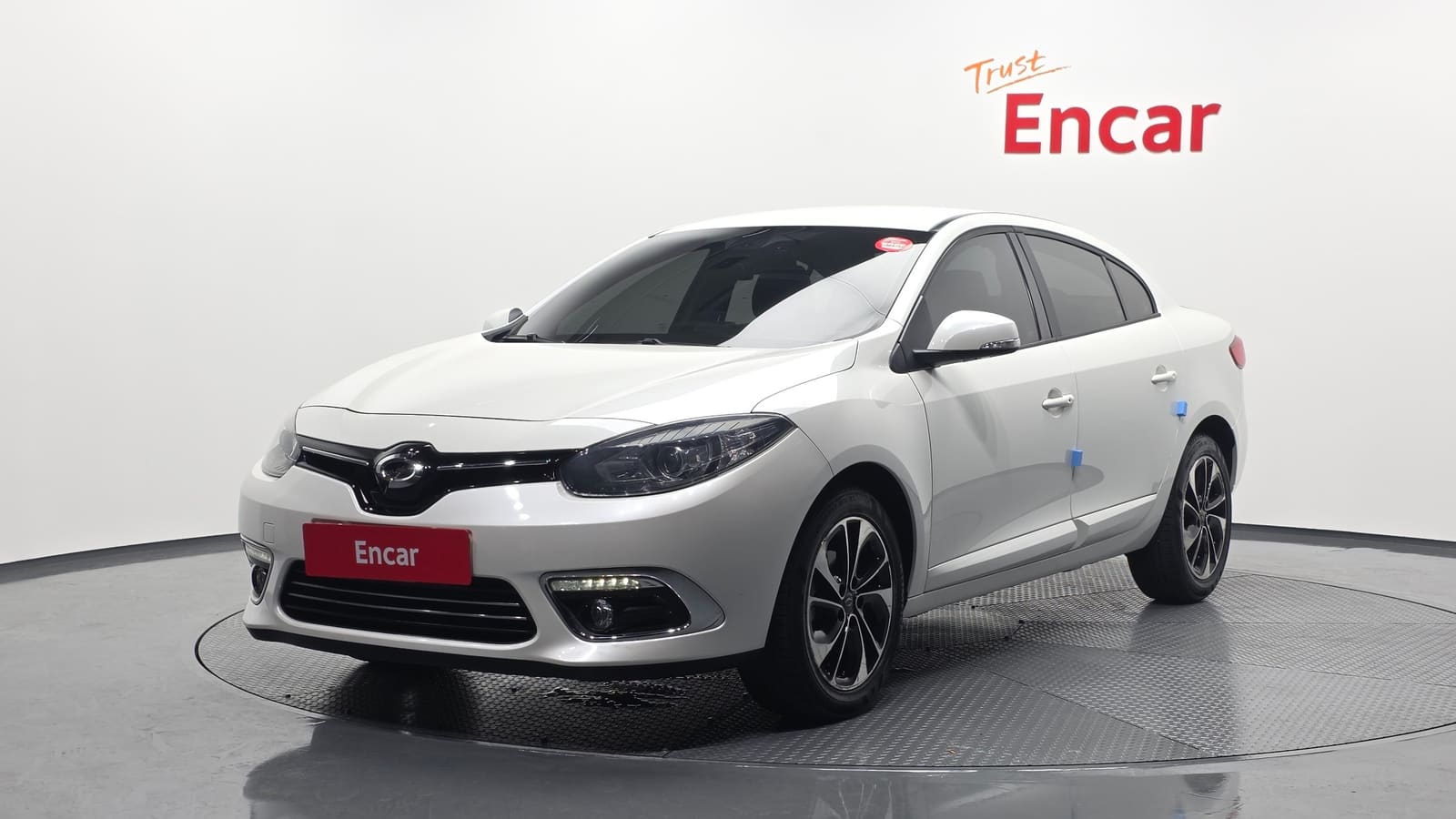 Renault-Samsung SM3 (Fluence) 2015 — вид спереди сбоку